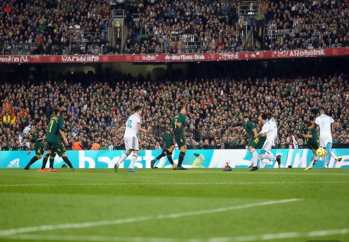 西甲巅峰对决：巴伦西亚VS皇马火花四溅瞬间回顾(图1)